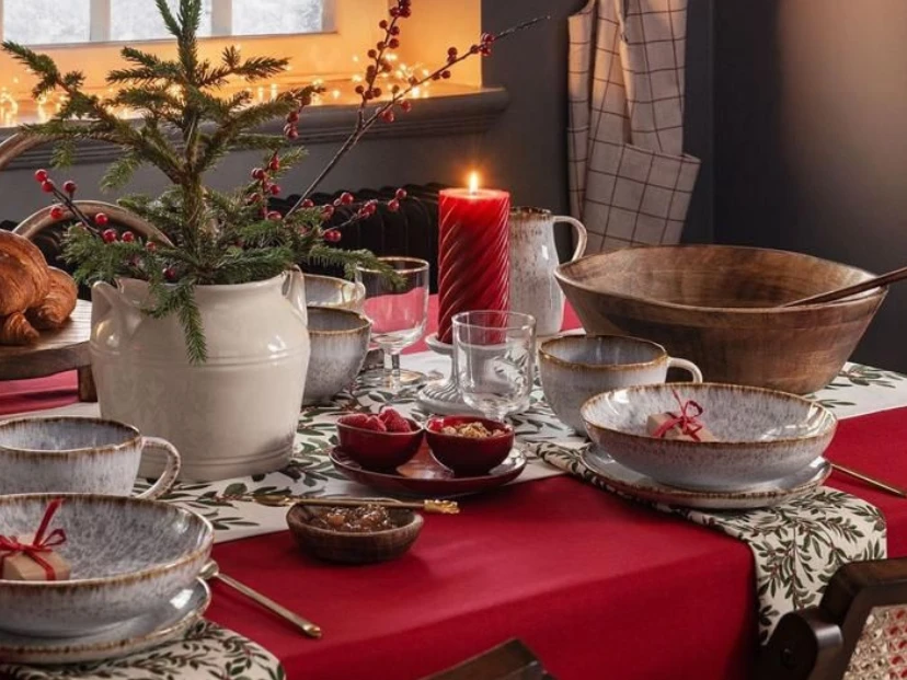 Estamos a poco más de dos semanas de la llegada de la Navidad, pero ya vamos decorando el hogar para la ocasión y va desde el armado del árbol navideño, pasando por la colocación de las luces, de pensar en el menú para Nochebuena y también en la decoración para el resto de la casa. Uno de los objetos que más se usará para la decoración de la mesa es el mantel, y si piensas que el color rojo y verde seguirán usándose; tengo que decirte que será reemplazado por este nuevo color que es un clásico de las abuelas. El color rojo y verde tienen un fuerte significado en la Navidad; y es que el primero de ellos está asociado con el espíritu festivo y el calor del hogar, utilizado generalmente en guirnaldas, adornos y velas; mientras que el verde simboliza la vitalidad y la vida. Los podemos ver tanto en el árbol navideño, como así también en otro objeto de decoración como es el mantel, que se coloca para la mesa de Nochebuena.