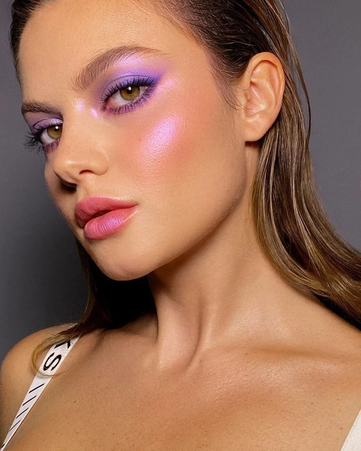 No es el mocha mousse, el violeta es el color en makeup tendencia de 2025