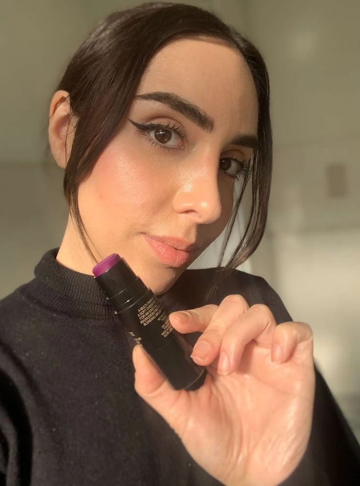 No es el mocha mousse, el violeta es el color en makeup tendencia de 2025