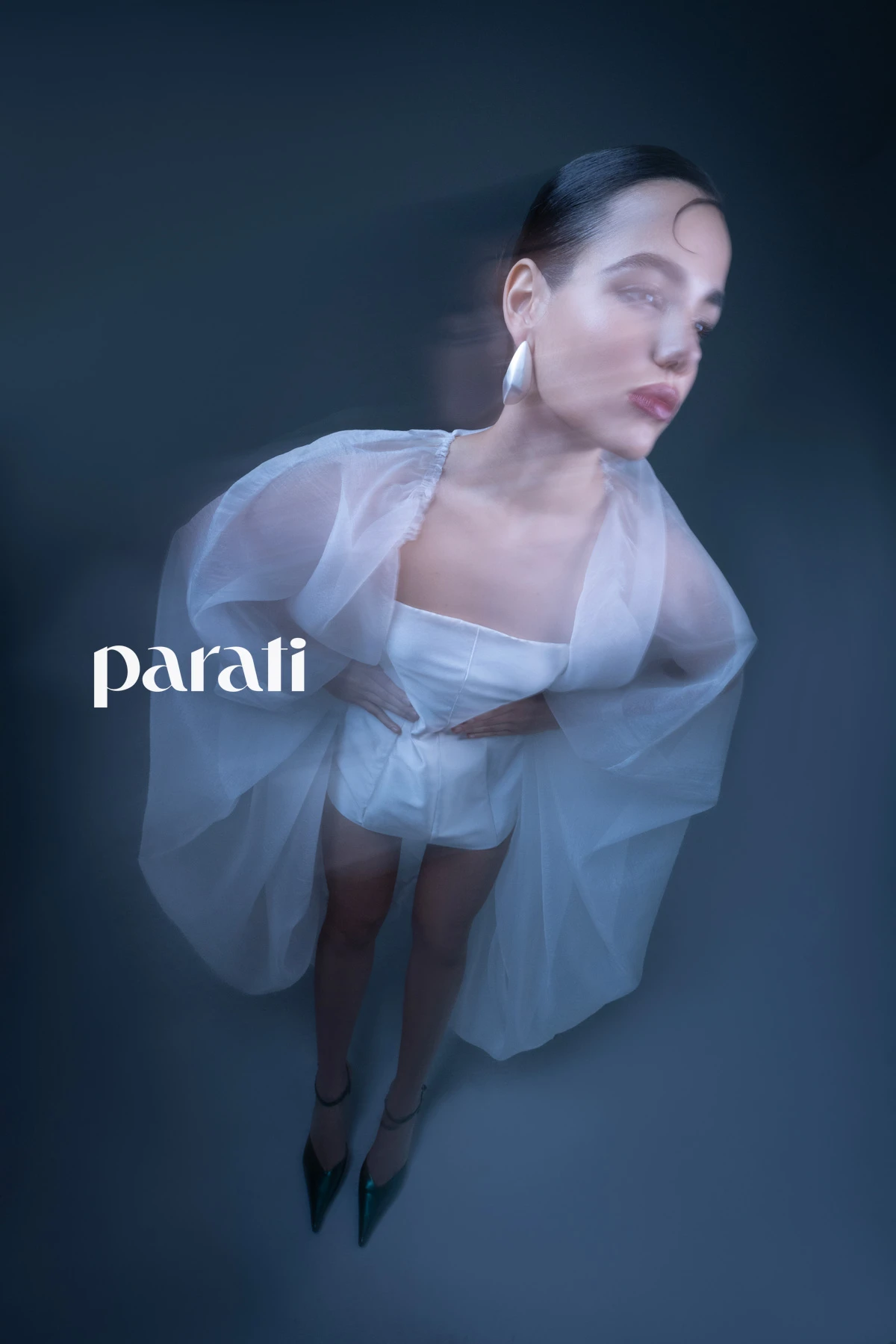 Capa de gasa y corset de piel de ángel @fabianzittaofficial y aros @lunagarzonaccesorios Sabots en punta @claudebenardshoes