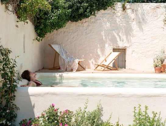 Sentite en La Toscana: patios con mini piletas de inspiración mediterránea