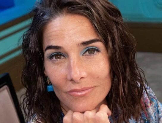 El look con kaftán de seda estampado de Juana Viale