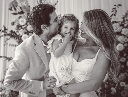 El look romántico de Arianna Pella en el casamiento de sus padres, Stephanie Demner y Guido Pella