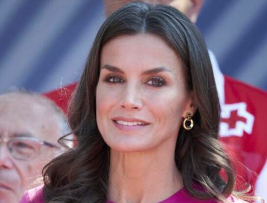 Letizia Ortiz adoptó el tapado que será la estrella del invierno 2025