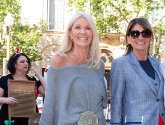 Vidriera: de Evelyn Scheild a Teresa Calandra, los looks navideños en una tarde a pura moda, deco y arte