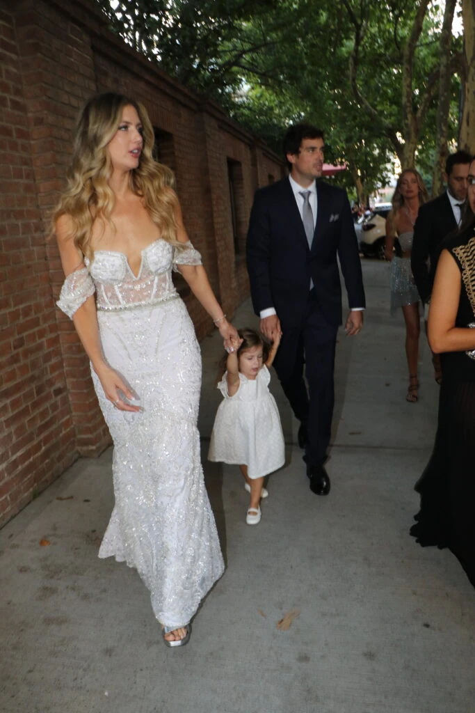 Stephannie y Guido se retiran de la ceremonia con Ari, su hija