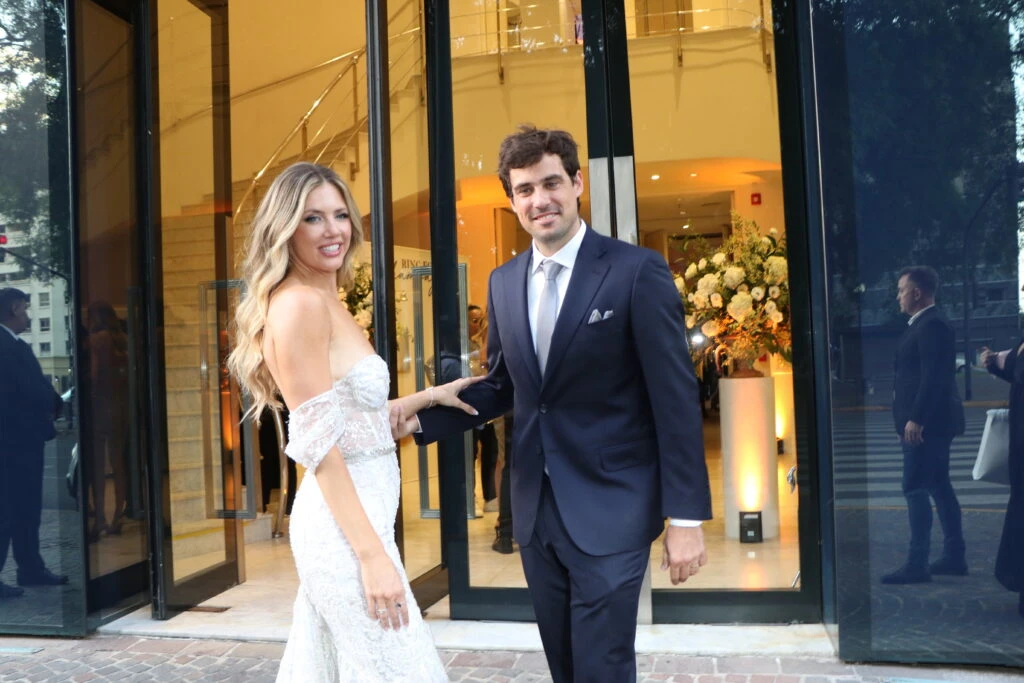 Stephannie y Guido se retiran de la ceremonia con Ari, su hija