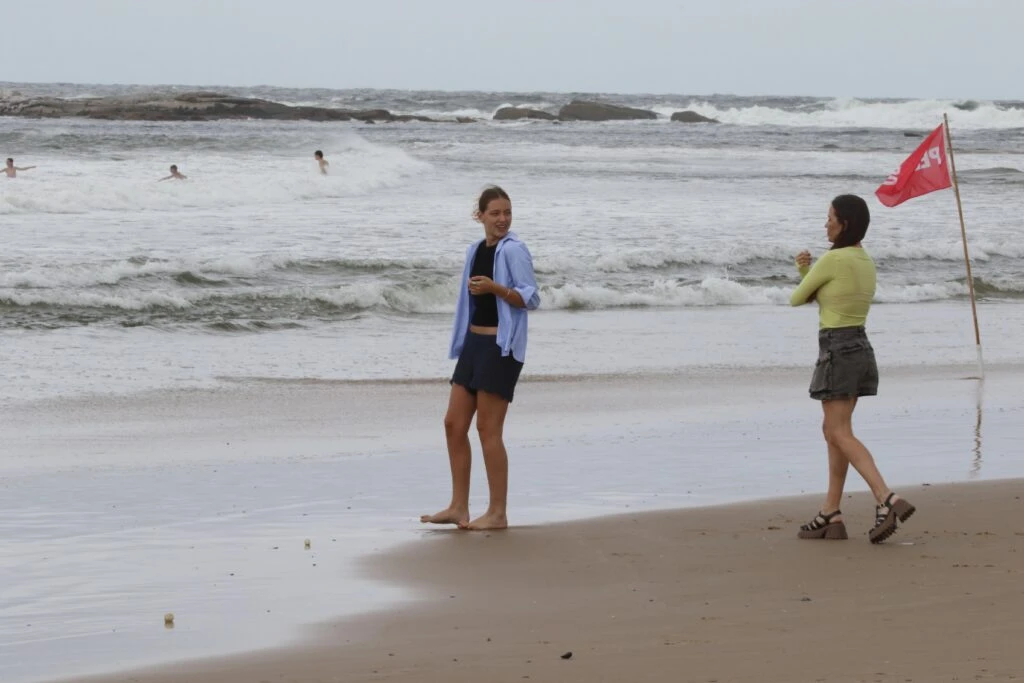 Los looks playeros de Ivana Figueiras y su hija modelo, Juana González Victorica, en un día fresco de Punta del Este