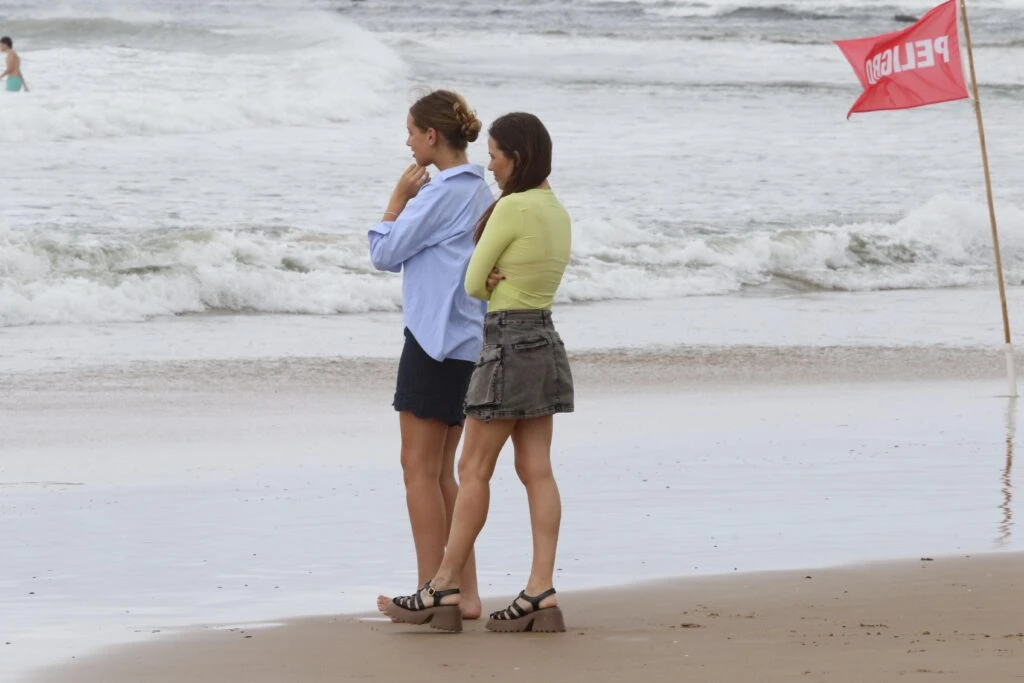 Los looks playeros de Ivana Figueiras y su hija modelo, Juana González Victorica, en un día fresco de Punta del Este