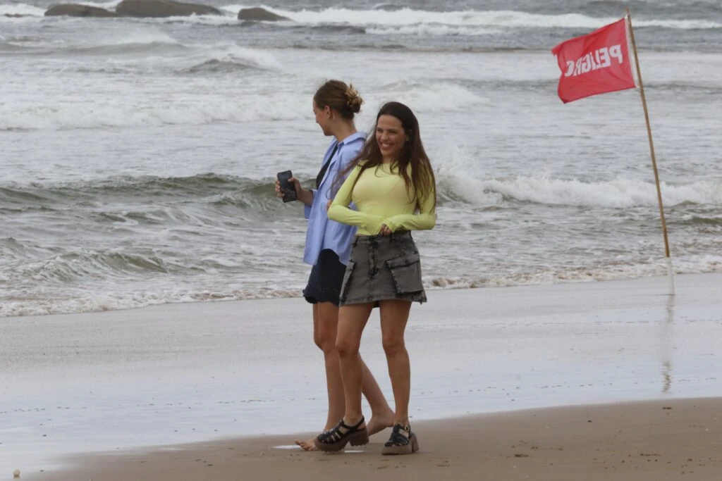 Los looks playeros de Ivana Figueiras y su hija modelo, Juana González Victorica, en un día fresco de Punta del Este