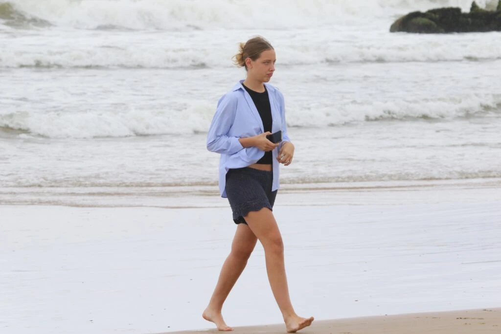 Los looks playeros de Ivana Figueiras y su hija modelo, Juana González Victorica, en un día fresco de Punta del Este