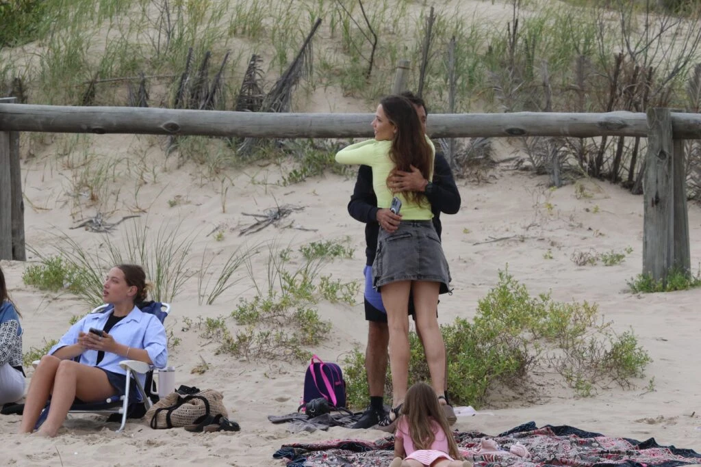 Los looks playeros de Ivana Figueiras y su hija modelo, Juana González Victorica, en un día fresco de Punta del Este