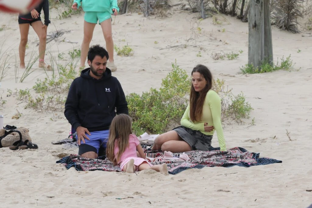 Los looks playeros de Ivana Figueiras y su hija modelo, Juana González Victorica, en un día fresco de Punta del Este