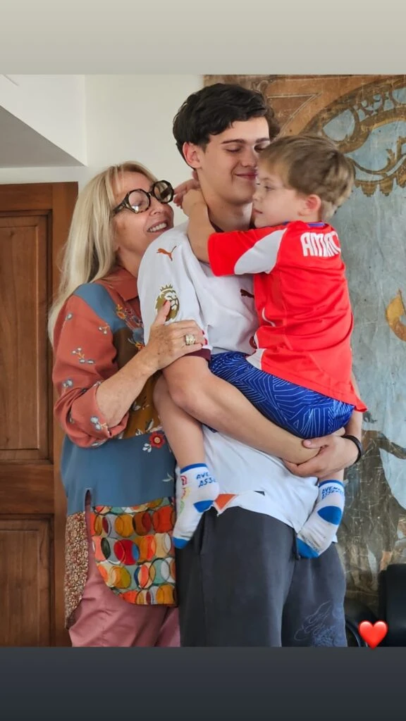 Isabel Luco Morandé, la mamá de Benjamín Vicuña, con sus nietos Bautista y Amancio