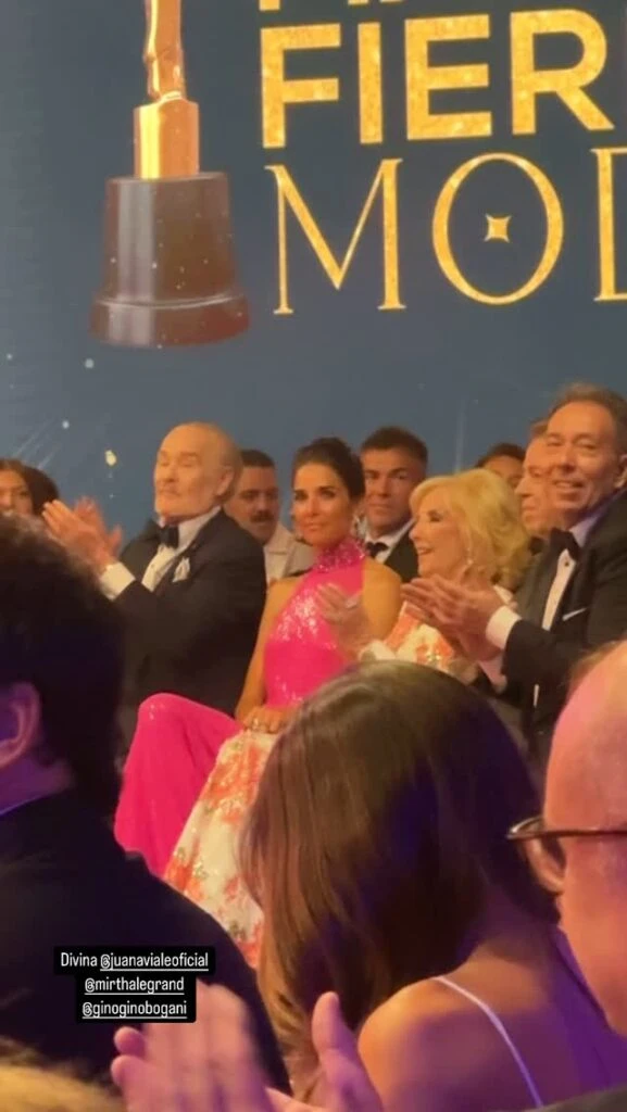 Juana Viale con Mirtha Legrand en los premios Martin Fierro