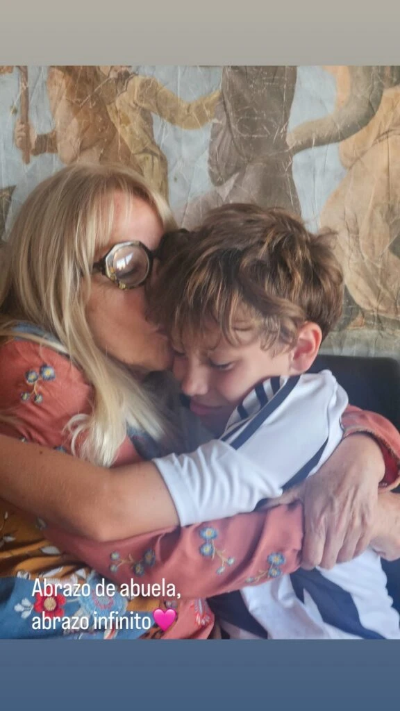 Isabel Luco Morandé, la mamá de Benjamín Vicuña, con su nieto Beltrán