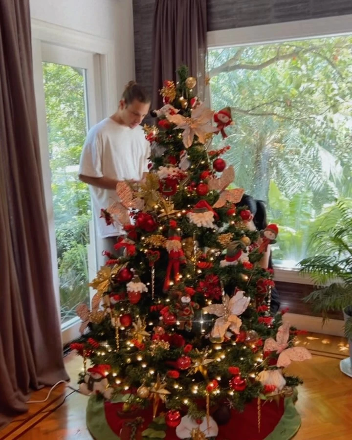 Catherine Fulop armó el árbol de Navidad en familia