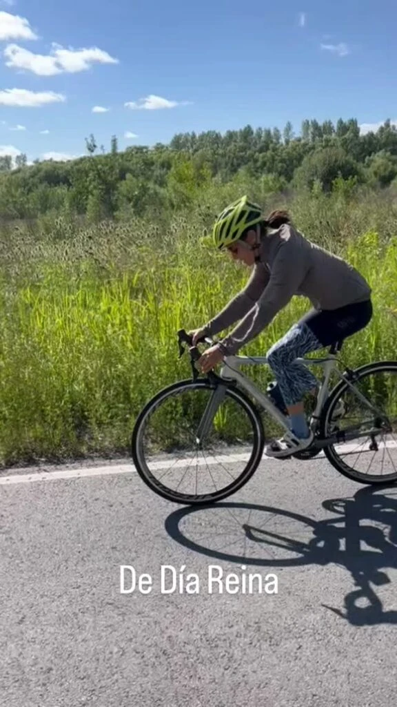 Juana Viale practicando ciclismo