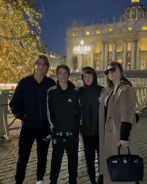 Wanda y sus hijos mayores en Italia