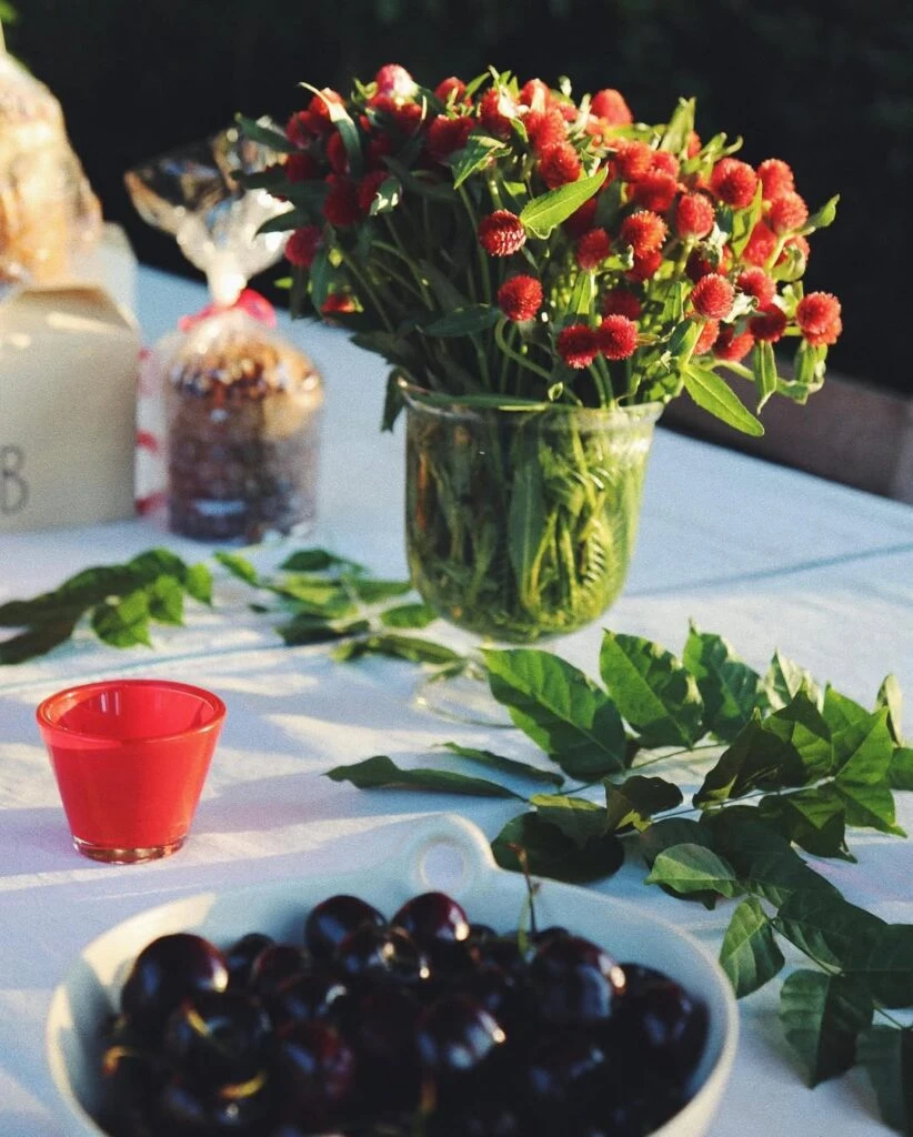 Juliana Awada y su look en color rojo