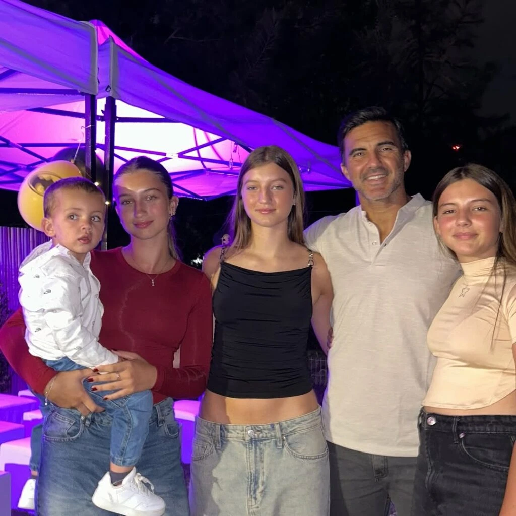 Indiana, Allegra y Sienna posan con su papá y mica Viciconte en el cumple de Cubero