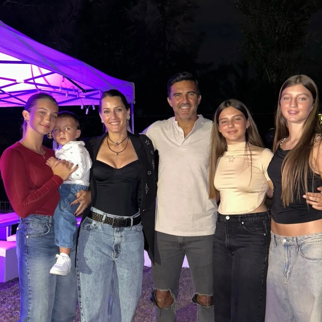 Indiana, Allegra y Sienna posan con su papá y mica Viciconte en el cumple de Cubero