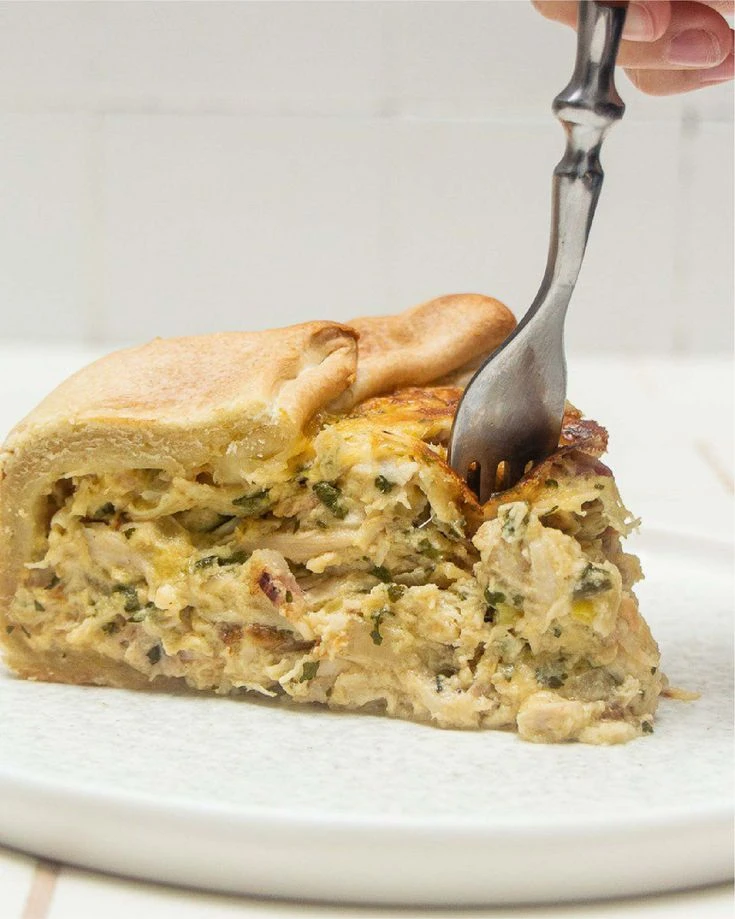 Qué cocinar con lo que te sobró de Navidad: la receta de la tarta de pollo de anoche