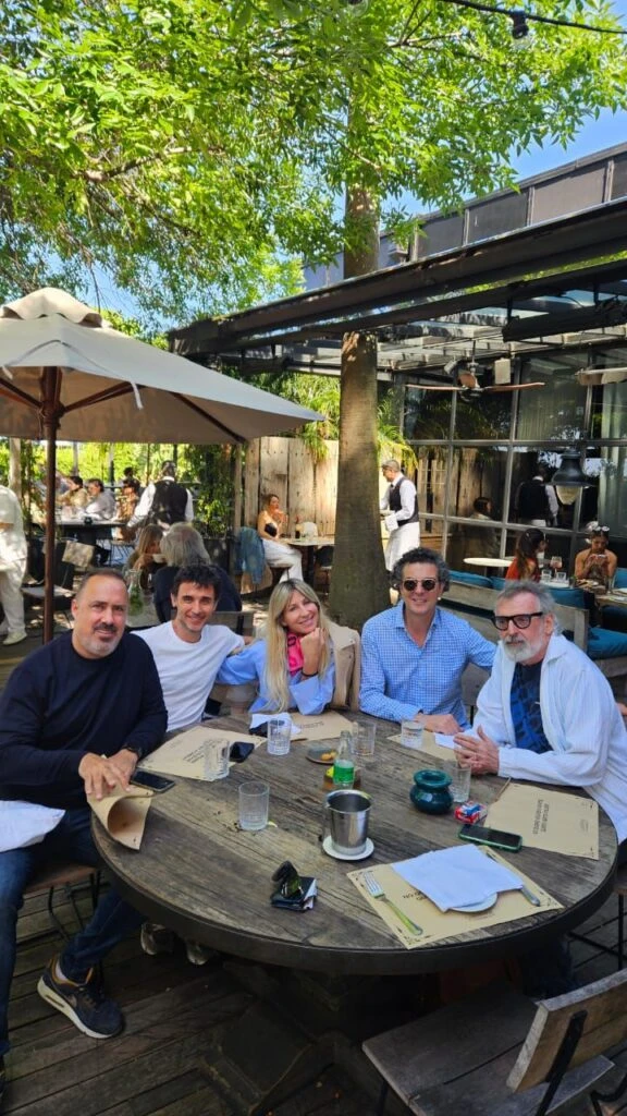 Ya hubo presentaciones de amistades. 