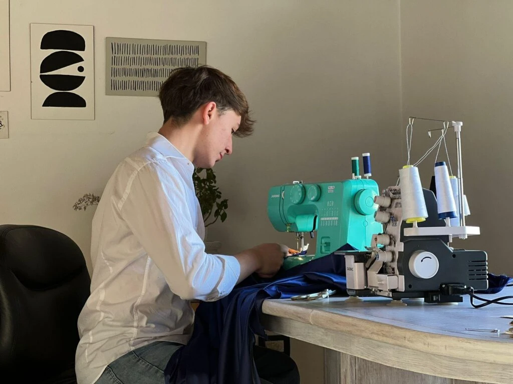 Felipe trabajando en una de sus creaciones