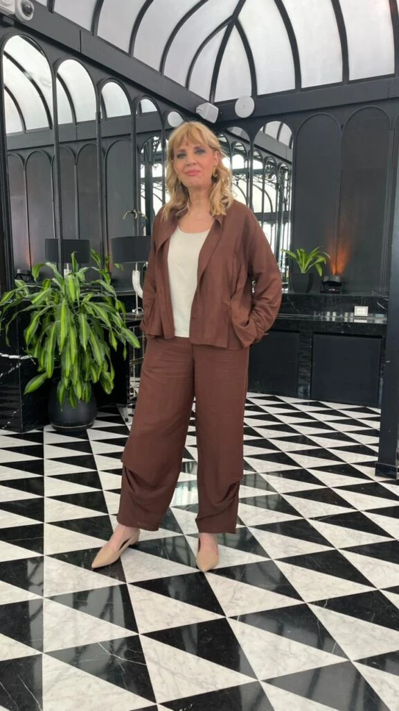 Teté Coustarot y su look super elegante en el tono que es tendencia, el mocha mousse.