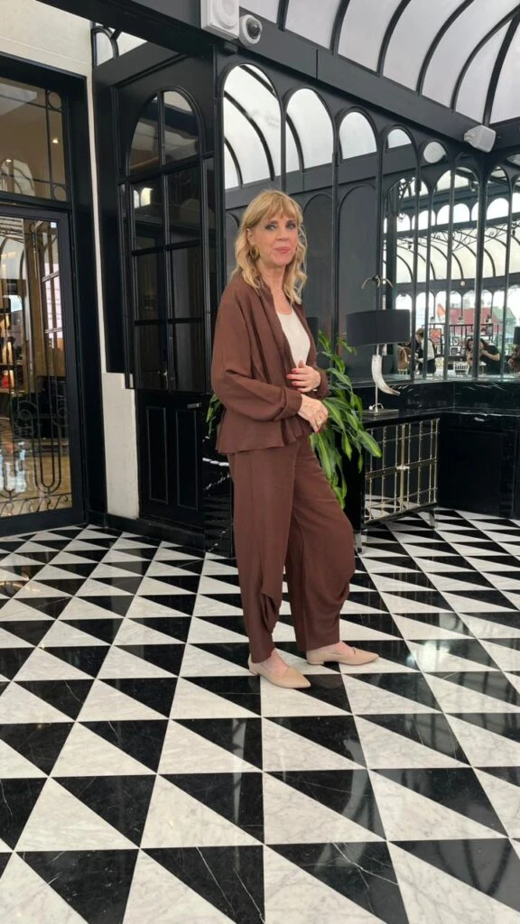 Teté Coustarot y su look super elegante en el tono que es tendencia, el mocha mousse.