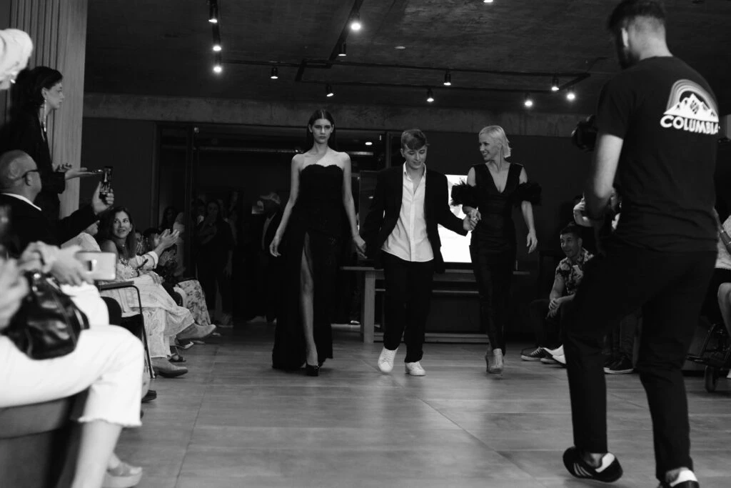 Felipe Prisco en el desfile con Ingrid Grudke