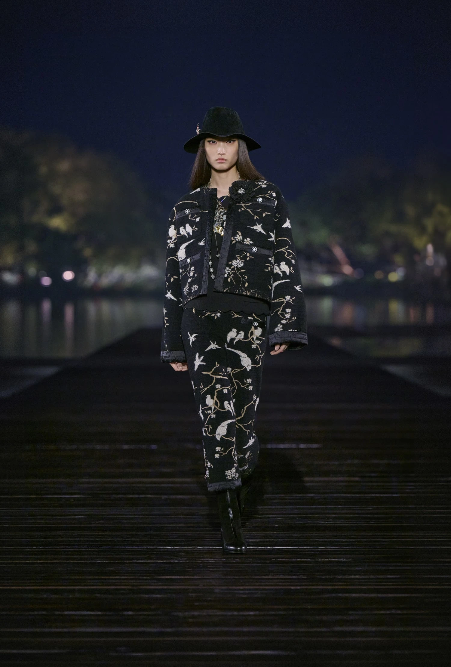 Desfile de Métiers D'Art de CHANEL 2024/25 en Hangzhou, China