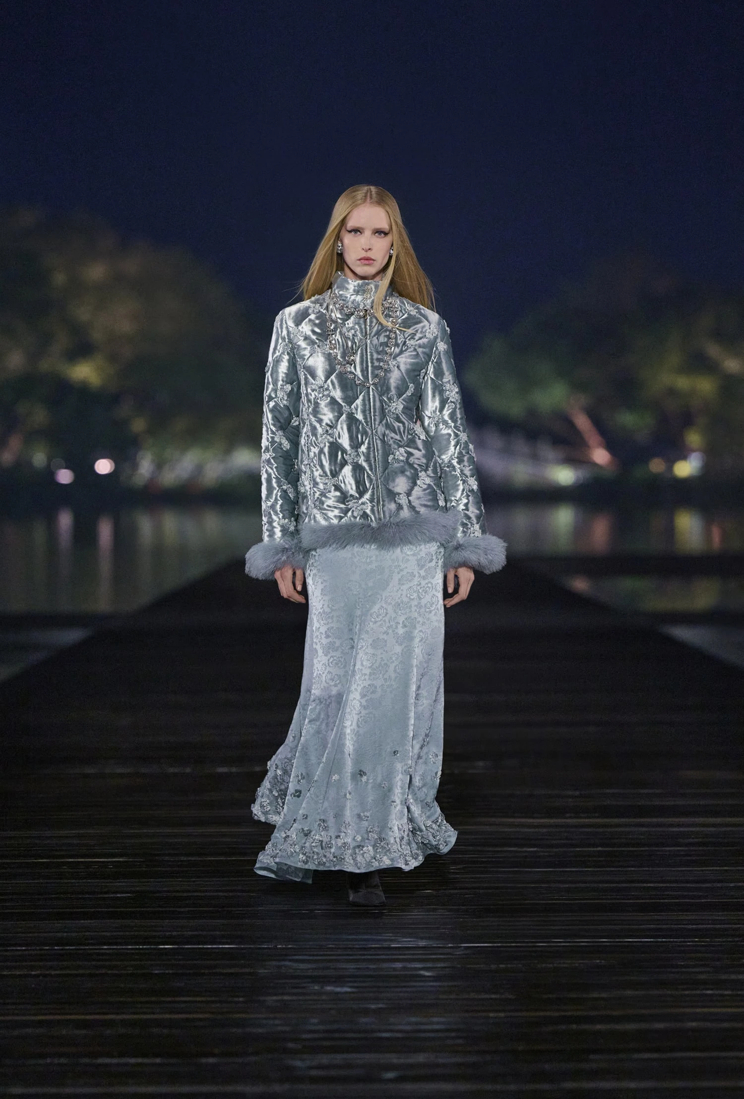 Desfile de Métiers D'Art de CHANEL 2024/25 en Hangzhou, China