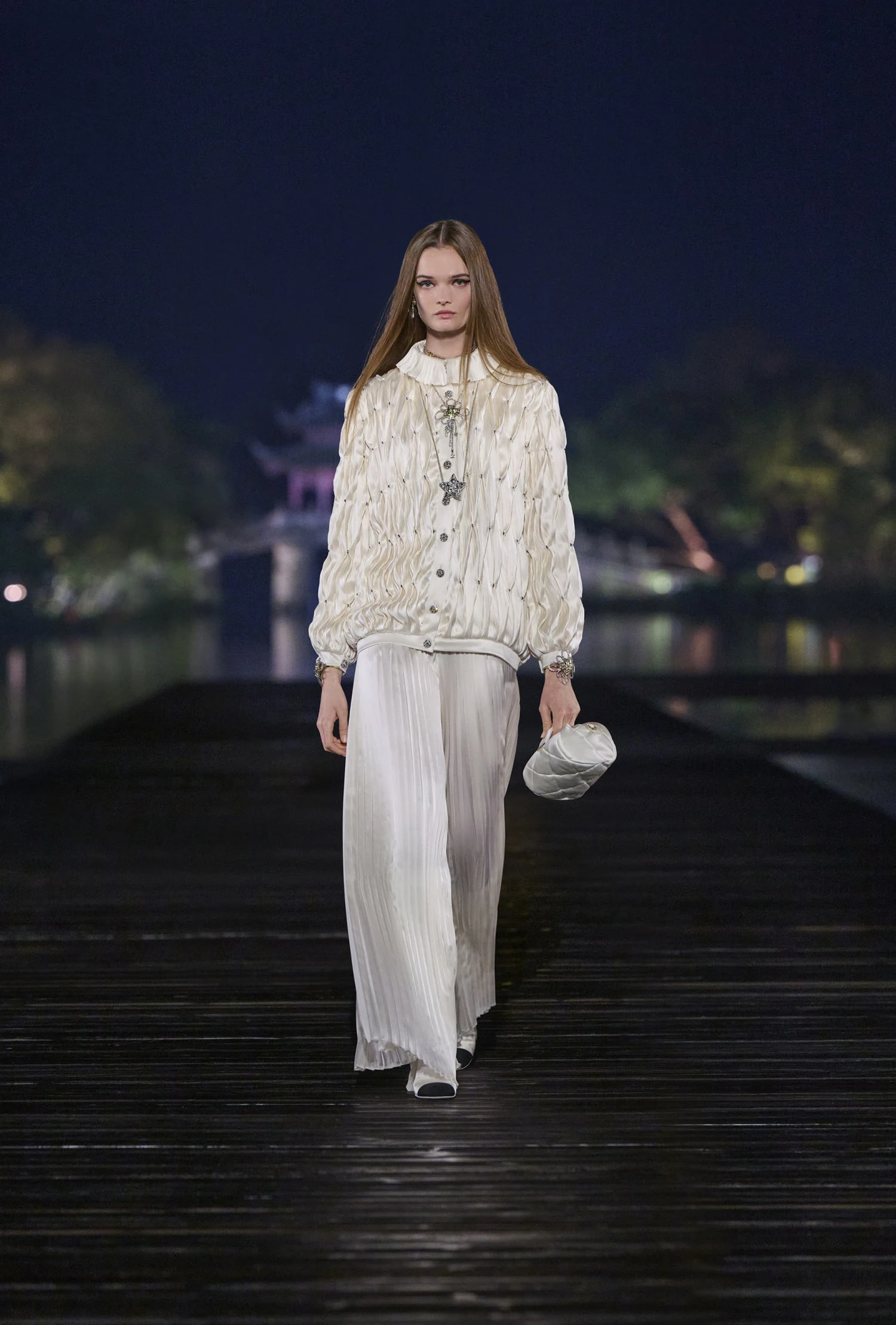 Desfile de Métiers D'Art de CHANEL 2024/25 en Hangzhou, China