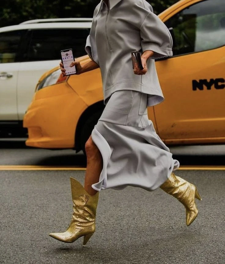 cómo se llevan las botas “slouchy” que imponen Alexia y Ariane de Holanda