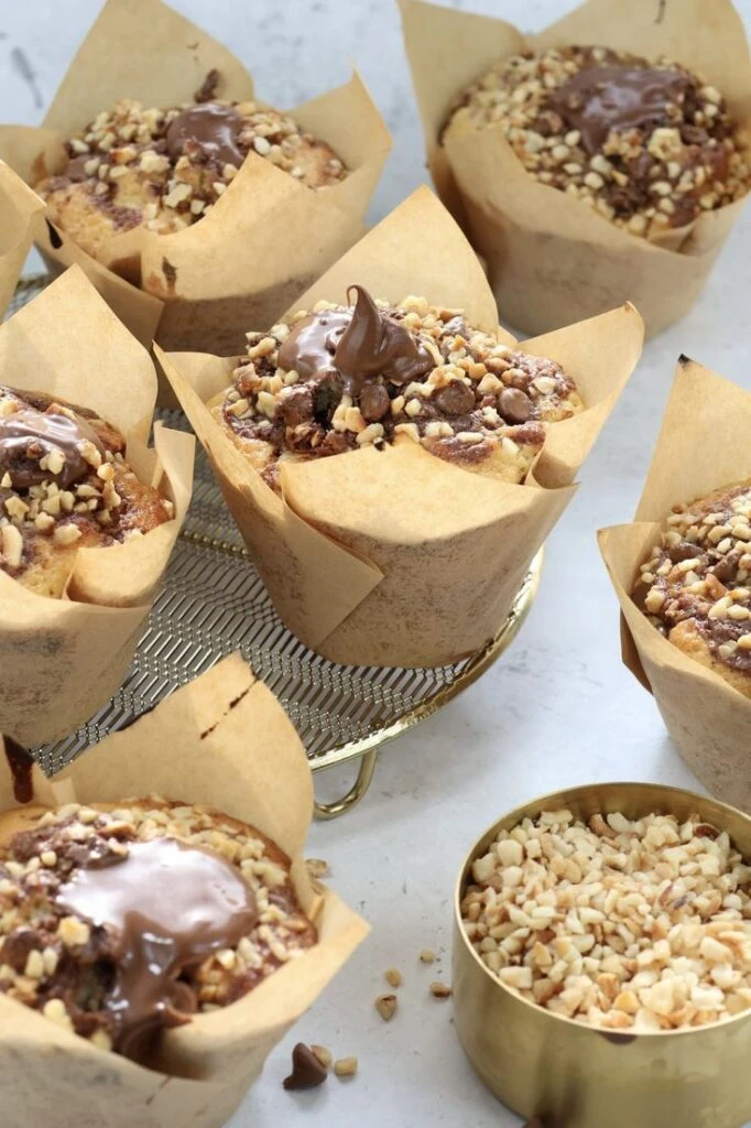 Cómo preparar muffins de banana, chips de chocolate y crumble: la receta ideal para tus meriendas