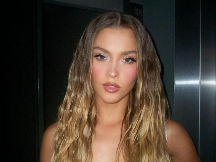 El look angelical de Minerva Casero para cantar en Párense de manos