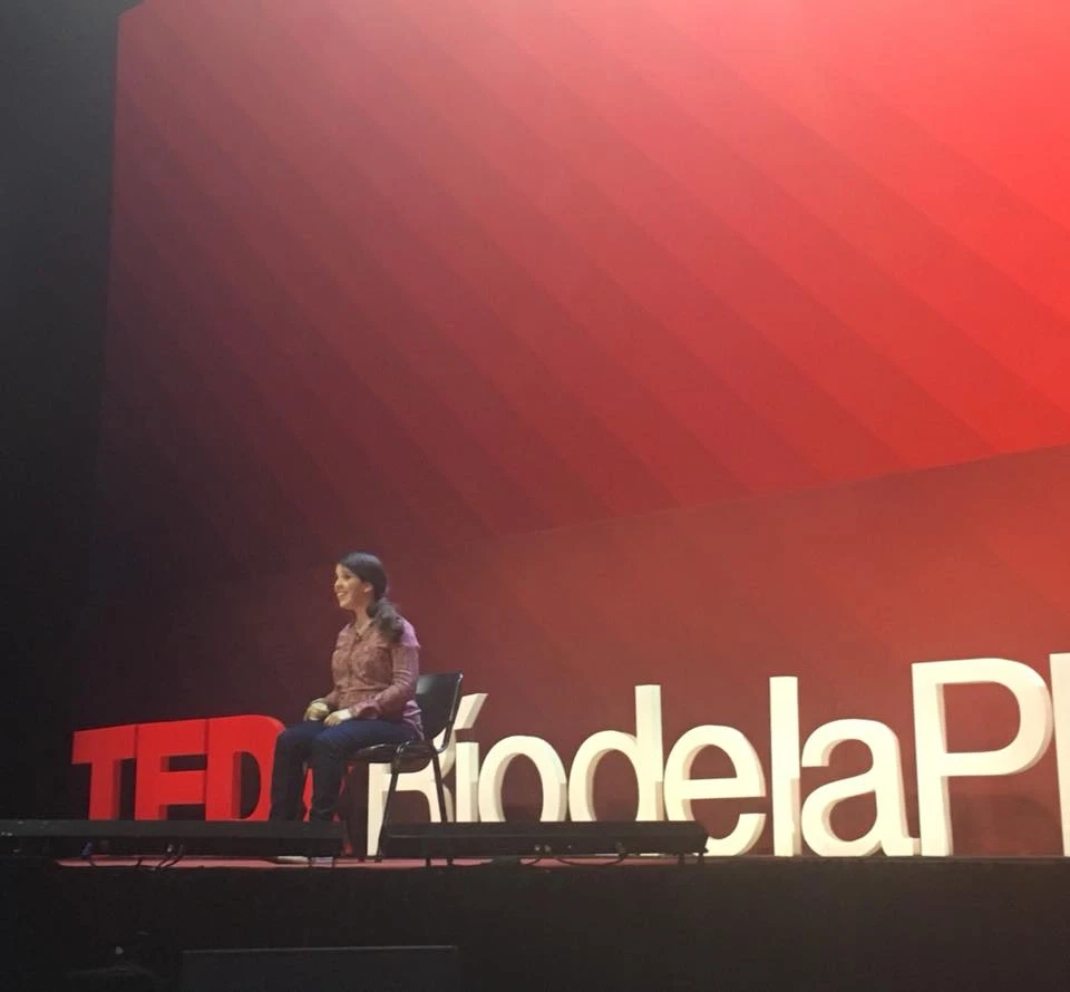 Constanza Orbaiz, dando una charla TED.