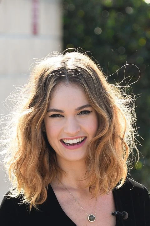 Wavy lob, el corte con volumen que rejuvenece, ideal para potenciar las ondas