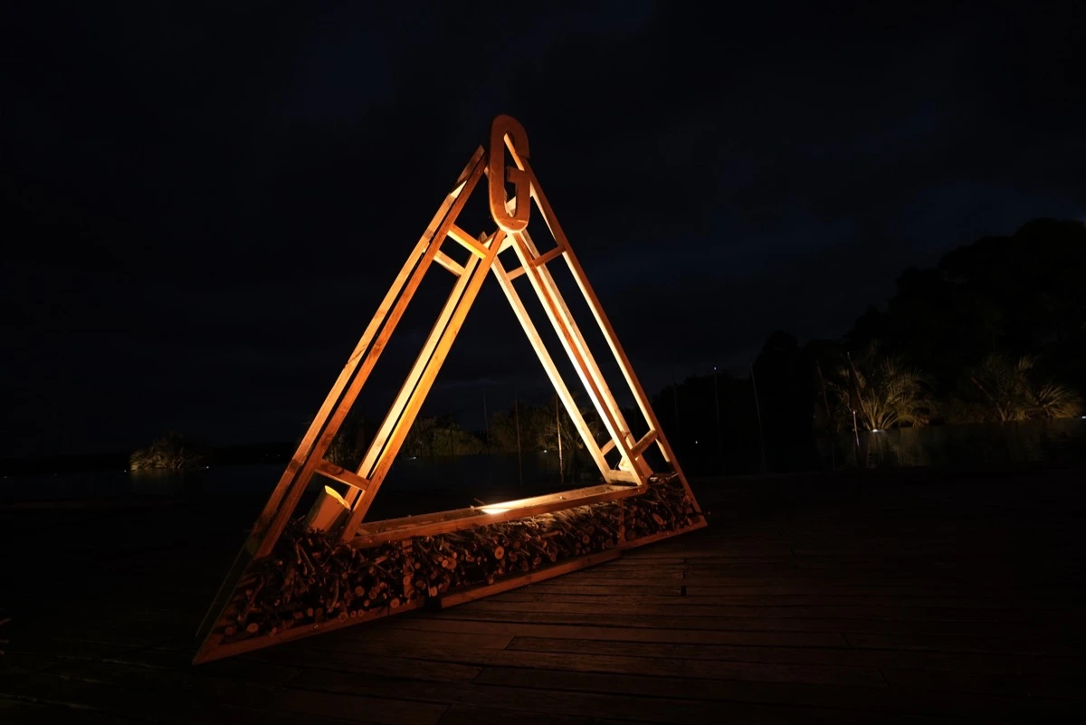 Un triángulo de tres lados iguales, de tres metros de longitud, pura armonía… y creatividad.