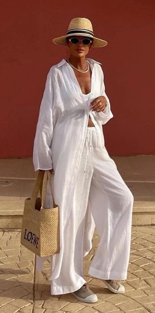 La túnica blanca combinada con pantalón