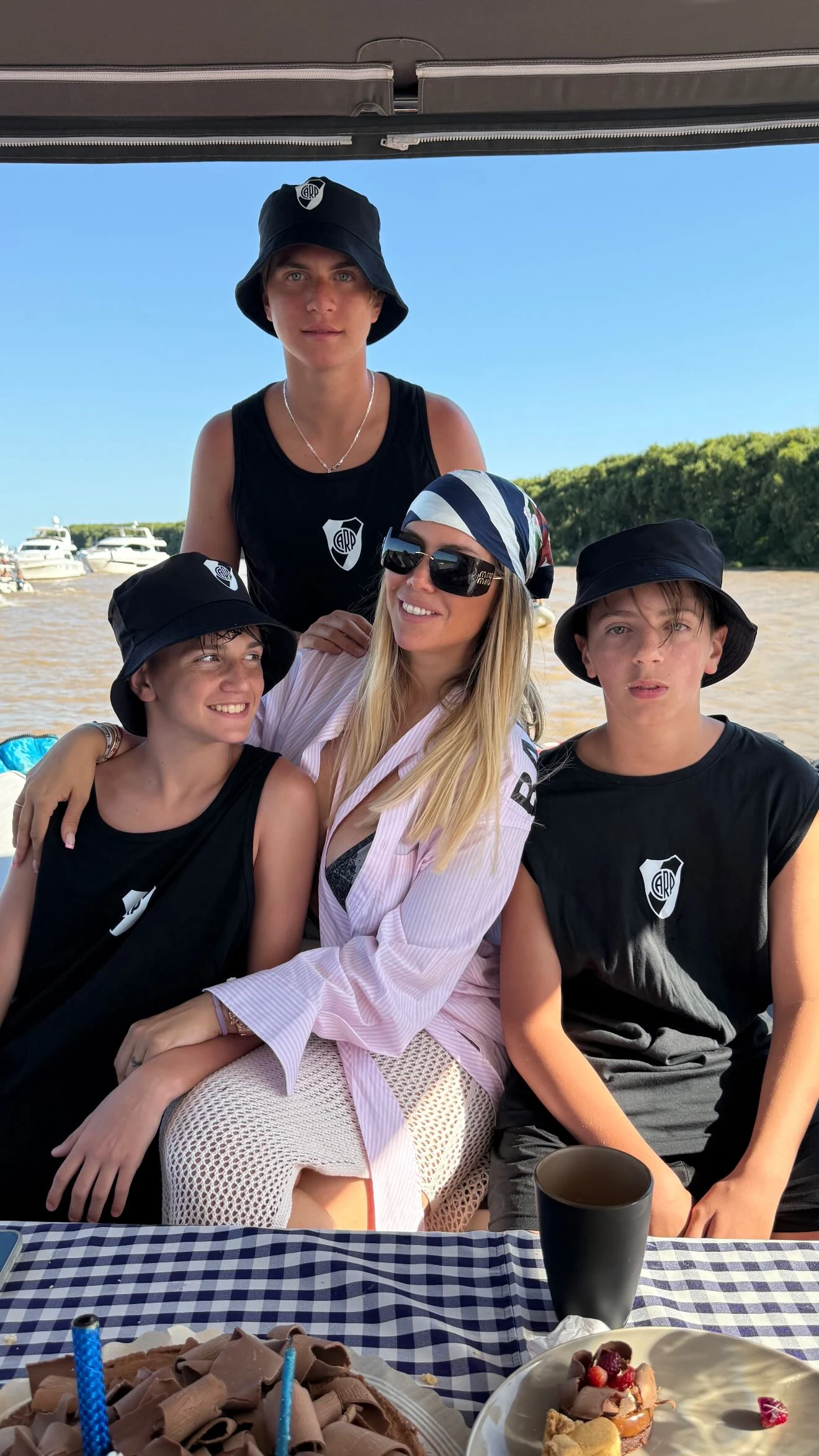 Wanda Nara se lookeó con blusa de Balenciaga