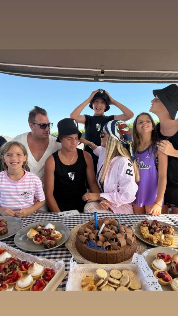 Wanda Nara se lookeó con blusa de Balenciaga