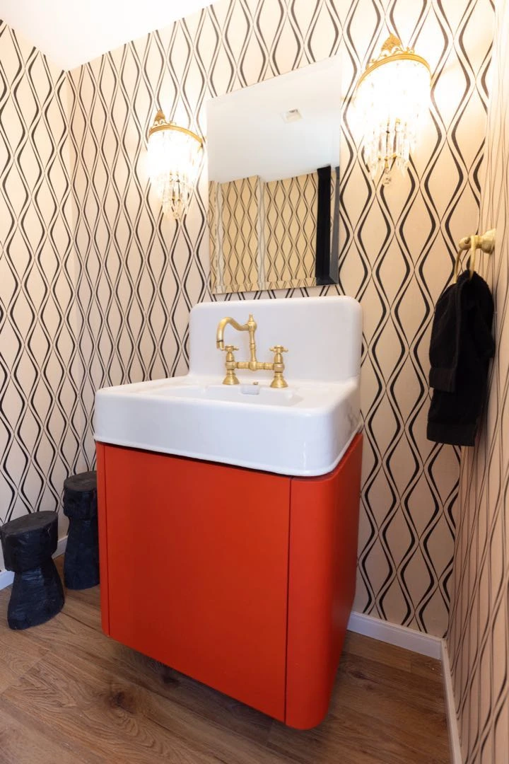 El baño más chico puede ser el más colorido y canchero de la casa. 