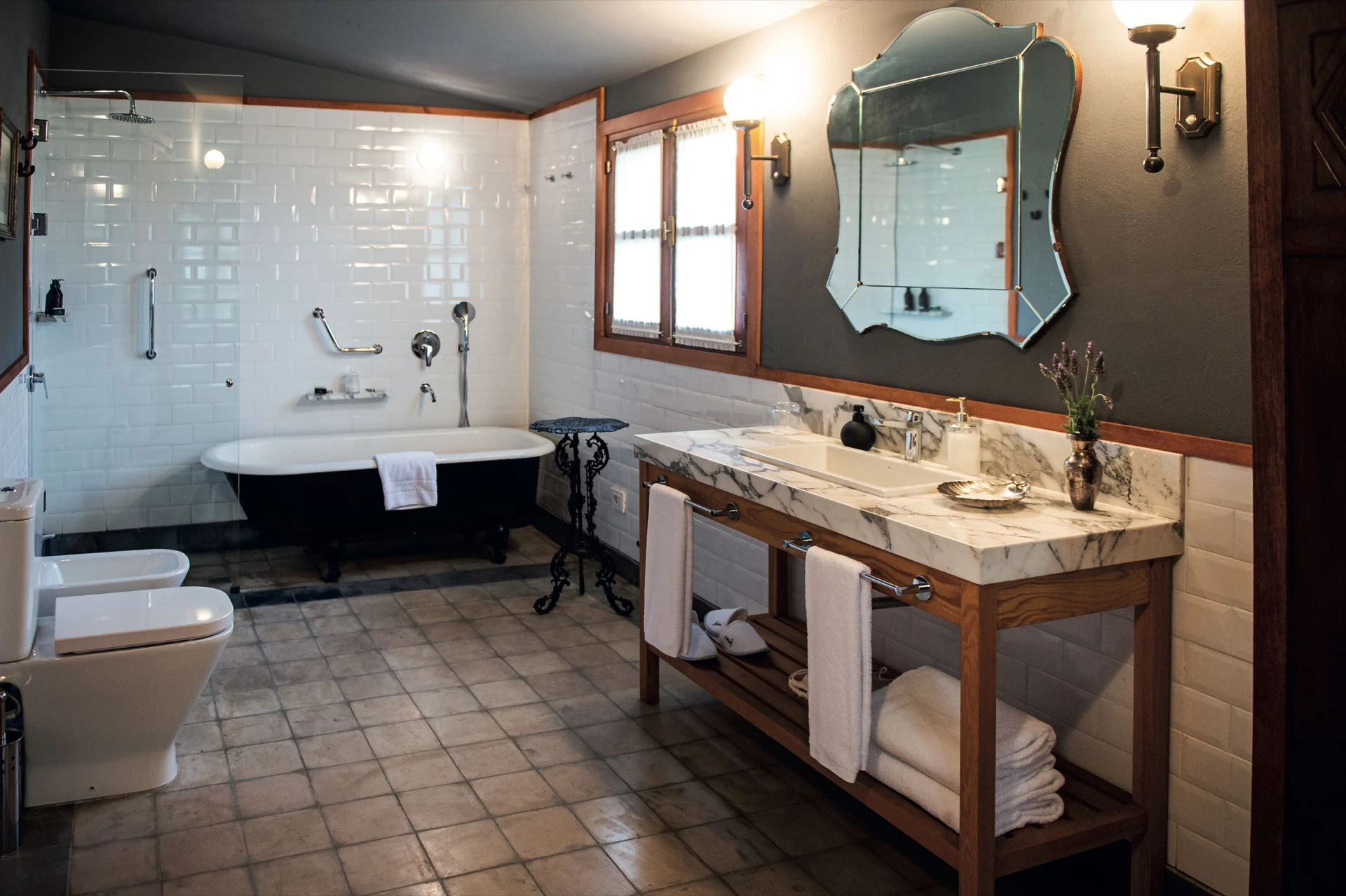 El estilo rural con el toque innovador y sofisticado fusionados en un baño del hotel Comarca Las Liebres. 