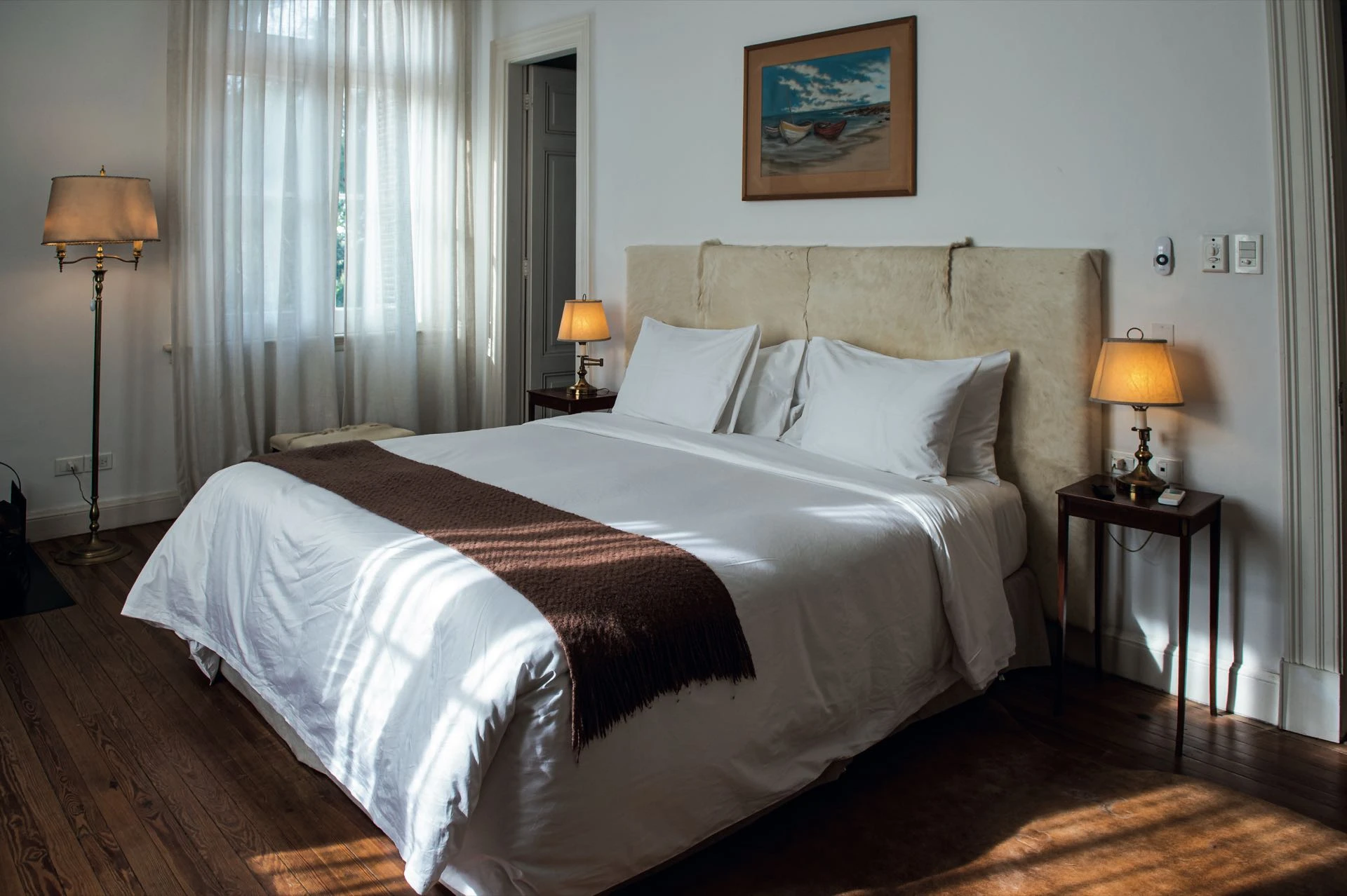 Una habitación de Comarca Las Liebres inspirada en el concepto “la sofisticación de lo simple”.