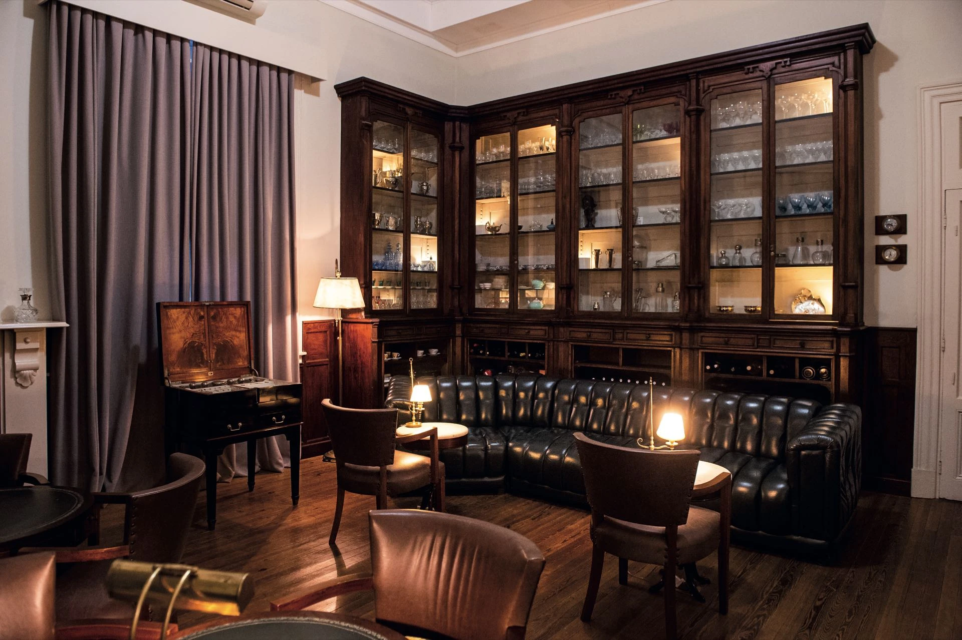 Una biblioteca de Comarca Las Liebres en Colonia, elegante y funcional. 