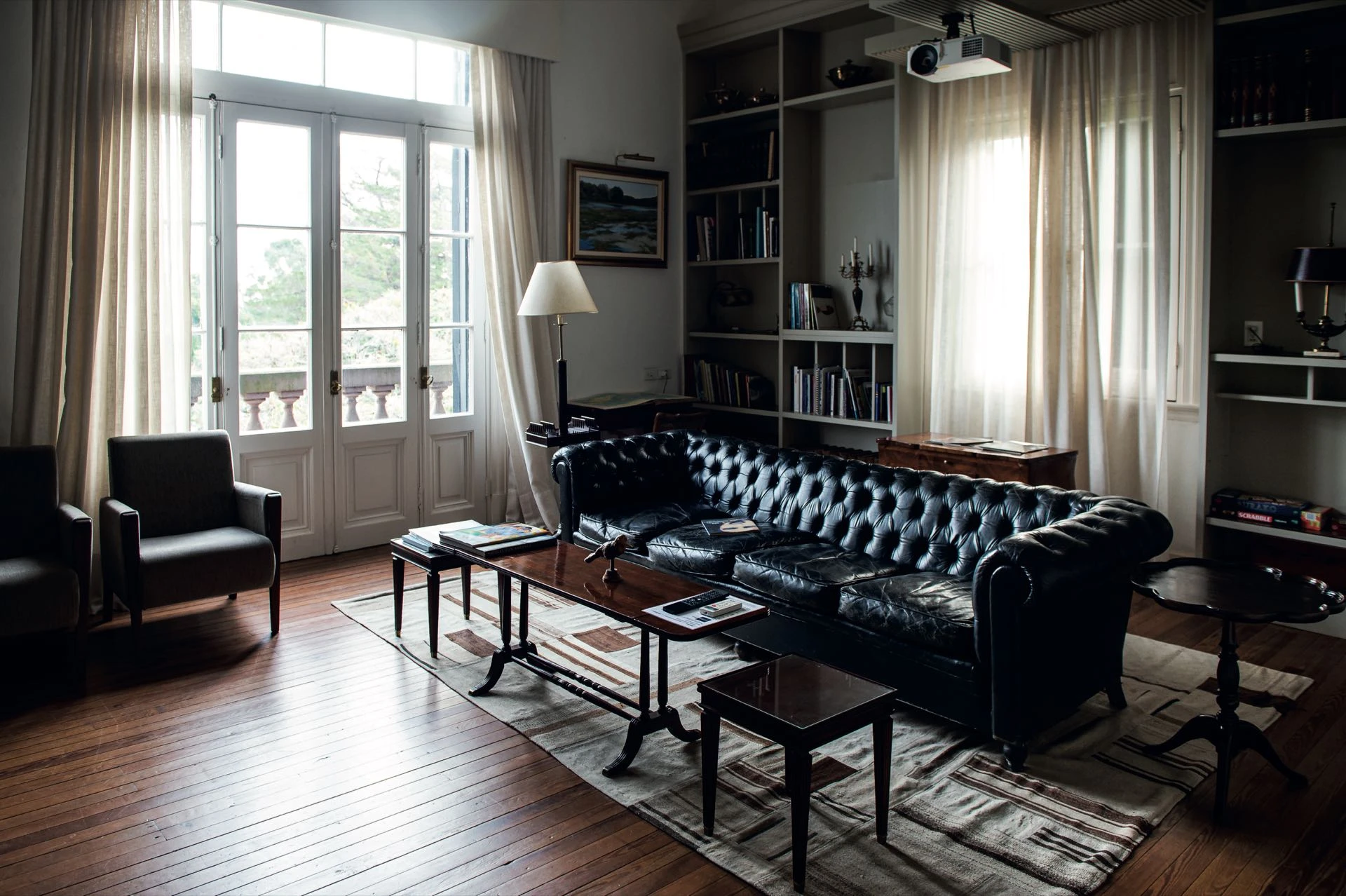 Hay espacios ideales para relajarse o compartir una copa en un entorno sofisticado.