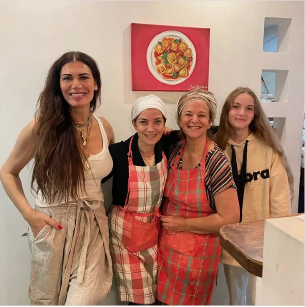 Bella Goycochea, Flor de la V y las chicas de Amorinda Tutto Pasta